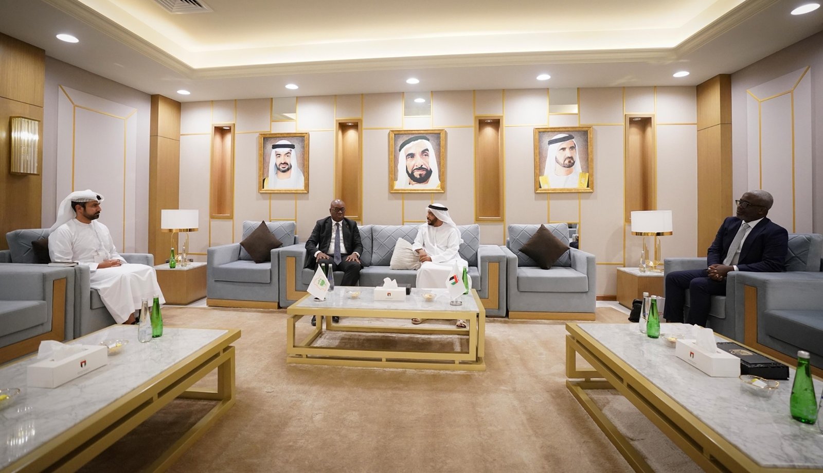 عبيد الشامسي يلتقي رئيس اتحاد ساحل العاج لكرة القدم 1 عبيد الشامسي يلتقي رئيس اتحاد ساحل العاج لكرة القدم