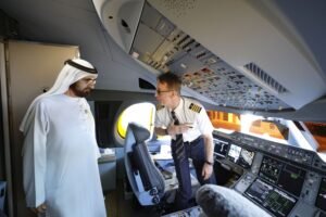 محمد بن راشد يطّلع على أحدث الطائرات المنضمة إلى أسطول طيران الإمارات