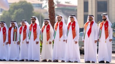 سعود بن صقر القاسمي يرفع العلم في كورنيش القواسم برأس الخيمة