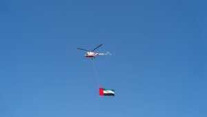 سعود بن صقر القاسمي يرفع العلم في كورنيش القواسم برأس الخيمة