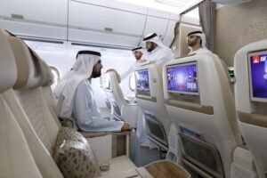 محمد بن راشد يطّلع على أحدث الطائرات المنضمة إلى أسطول طيران الإمارات