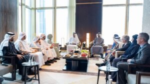 حاكم رأس الخيمة يلتقي الطلبة الإماراتيين وأعضاء البعثة الدبلوماسية في القنصلية العامة للدولة في قوانغتشو