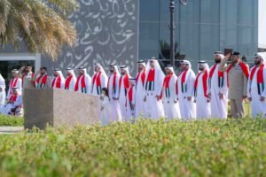 ولي عهد الشارقة وسلطان بن أحمد القاسمي يشهدان مراسم رفع العلم في الشارقة