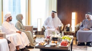 حاكم رأس الخيمة يلتقي الطلبة الإماراتيين وأعضاء البعثة الدبلوماسية في القنصلية العامة للدولة في قوانغتشو