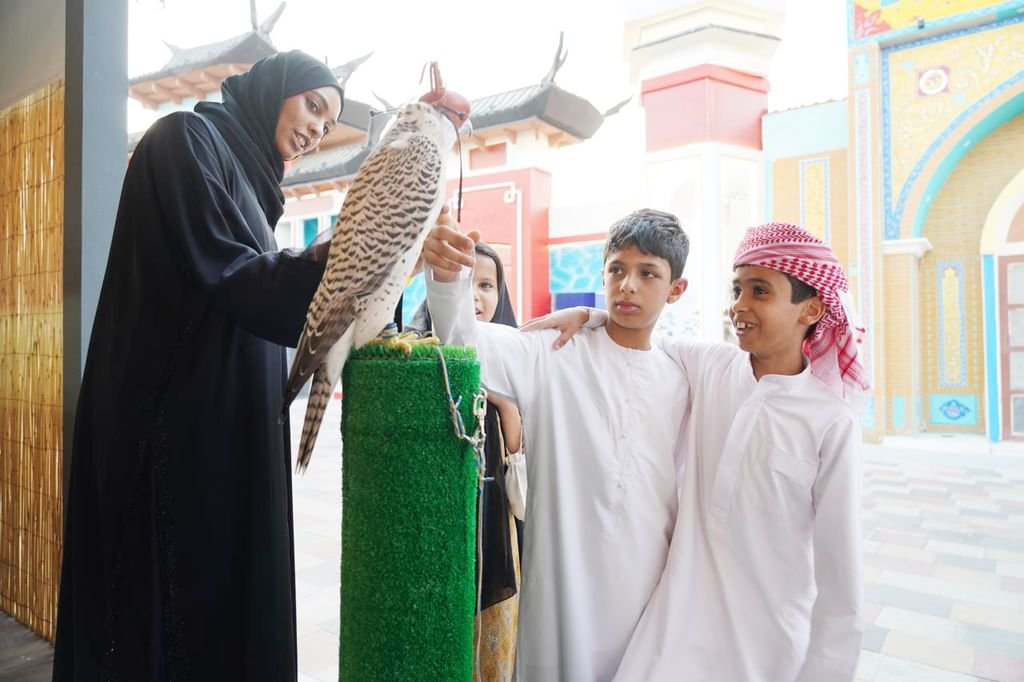 نادي صقّاري الإمارات يستقطب زوار مهرجان الشيخ زايد 1 نادي صقّاري الإمارات يستقطب زوار مهرجان الشيخ زايد