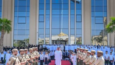 عمار بن حميد يرفع علَم الإمارات في مبنى الجهات الحكومية بعجمان