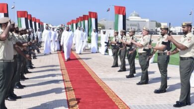 ولي عهد أم القيوين يرفع علم الدولة في حديقة الخور