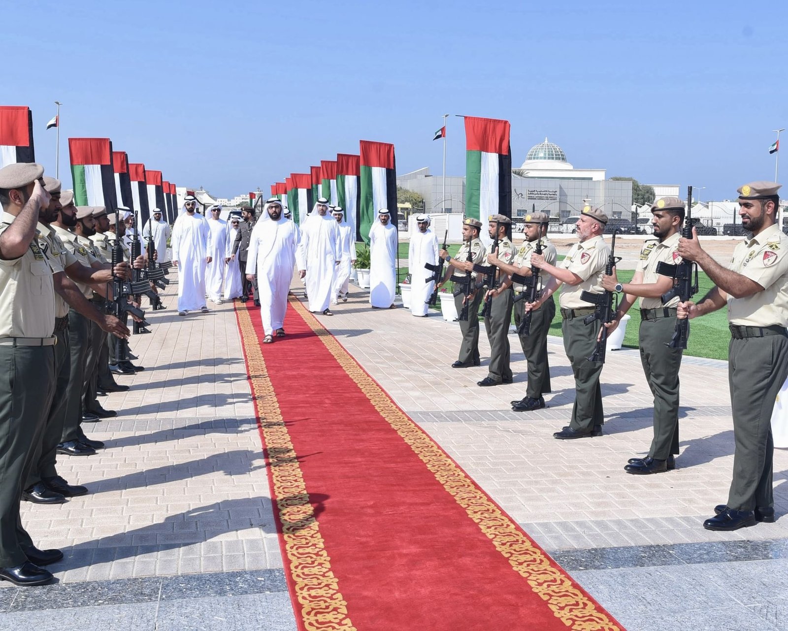 ولي عهد أم القيوين يرفع علم الدولة في حديقة الخور