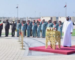 ولي عهد أم القيوين يرفع علم الدولة في حديقة الخور