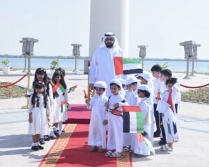 ولي عهد أم القيوين يرفع علم الدولة في حديقة الخور