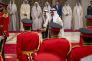 رئيس الدولة يصل الكويت وأمير البلاد في مقدمة مستقبليه /موسع/