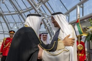رئيس الدولة يصل الكويت وأمير البلاد في مقدمة مستقبليه /موسع/
