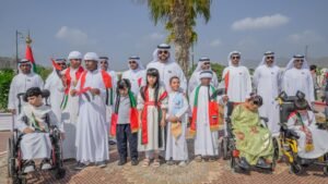 محمد الشرقي يرفع علم الإمارات في ساحة قصر الرميلة بالفجيرة