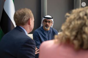 خالد بن محمد بن زايد يبحث مجالات التعاون مع نائب رئيس مجلس إدارة شركة مايكروسوفت