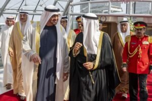 رئيس الدولة يصل الكويت وأمير البلاد في مقدمة مستقبليه /موسع/