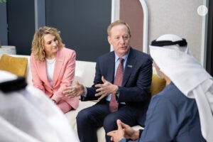 خالد بن محمد بن زايد يبحث مجالات التعاون مع نائب رئيس مجلس إدارة شركة مايكروسوفت
