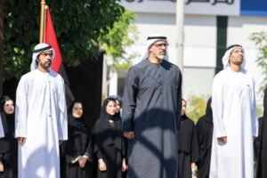 خالد بن محمد بن زايد يرفع علم الدولة أمام مكتب أبوظبي التنفيذي احتفاءً بيوم العلم
