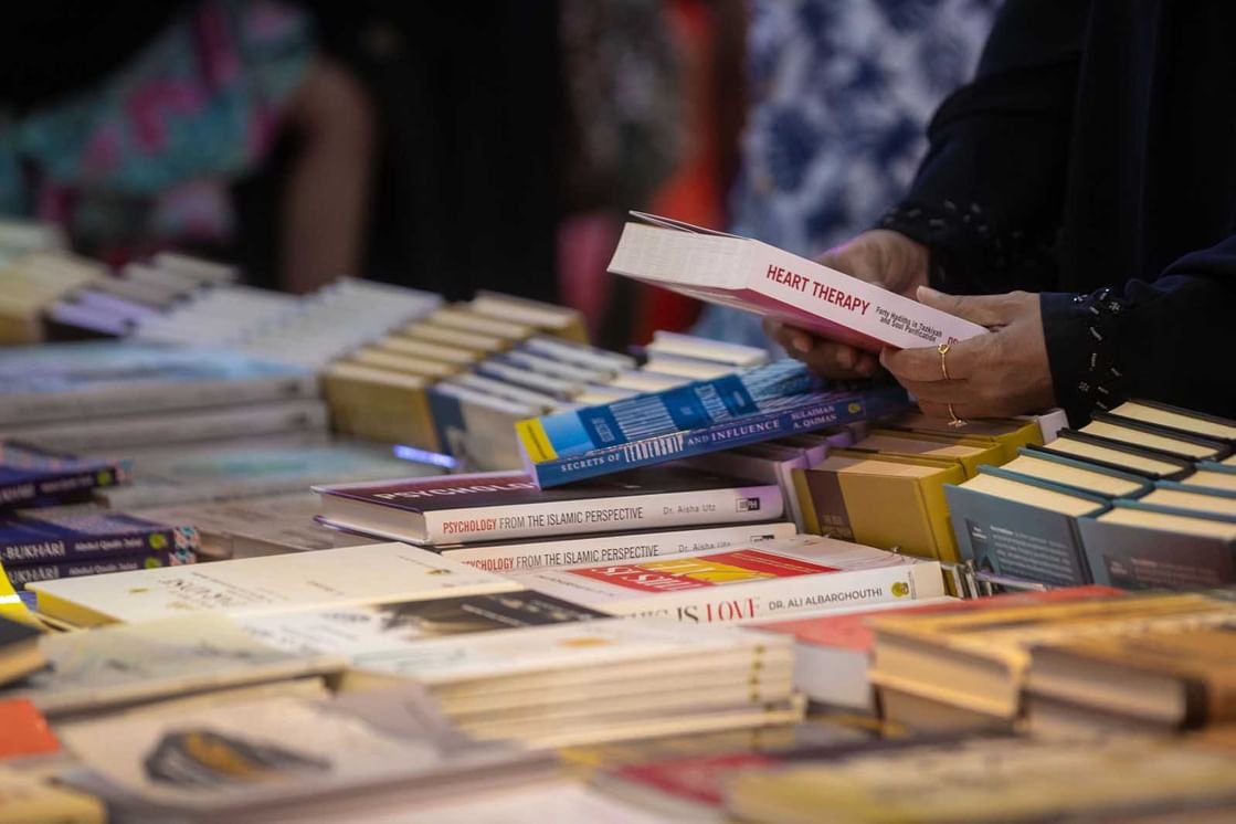 كتّاب وناشرو "الشارقة الدولي للكتاب" يوجهون القرّاء الجدد إلى العناية بكتب التراث 1 كتّاب وناشرو "الشارقة الدولي للكتاب" يوجهون القرّاء الجدد إلى العناية بكتب التراث
