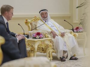 حاكم الشارقة يلتقي وفد جامعة ليفربول الإنجليزية