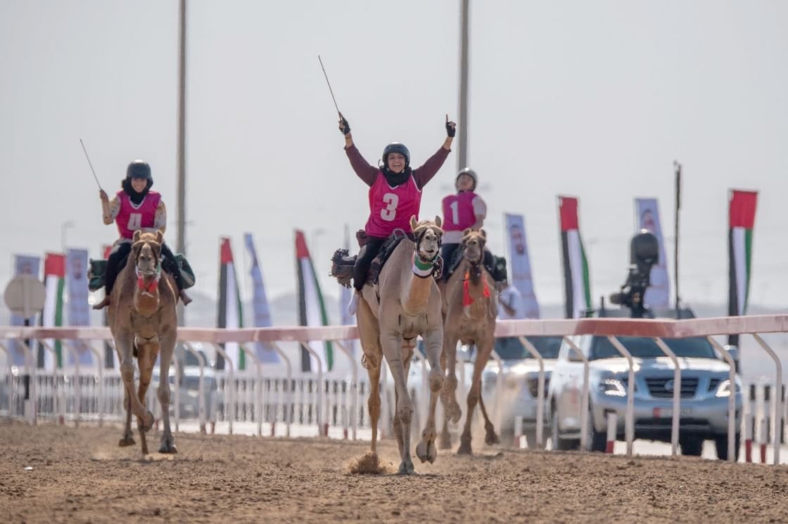 إماراتية تتوج بالصدارة في رحلة الهجن ضمن مهرجان الشيخ زايد 1 إماراتية تتوج بالصدارة في رحلة الهجن ضمن مهرجان الشيخ زايد