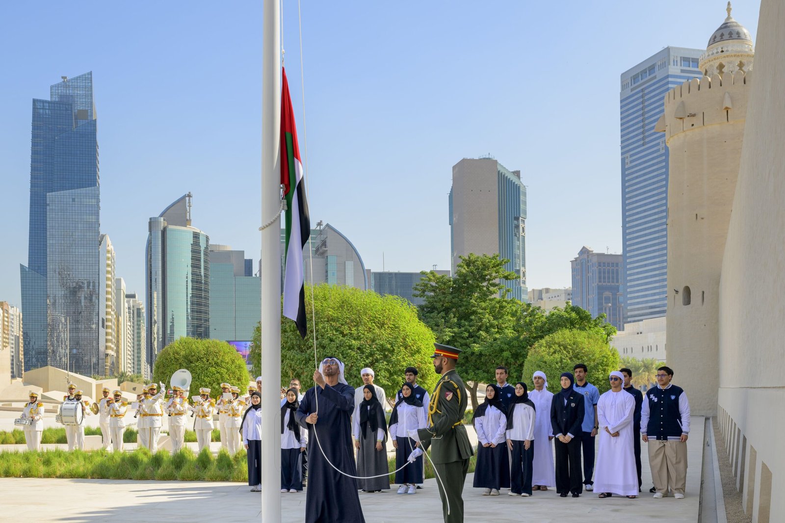 رئيس الدولة يرفع علم الإمارات على سارية قصر الحصن في أبوظبي 1 رئيس الدولة يرفع علم الإمارات على سارية قصر الحصن في أبوظبي