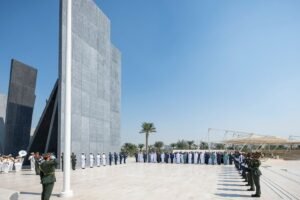 ذياب بن محمد بن زايد يرفع علم الدولة في واحة الكرامة احتفالاً بيوم العلم