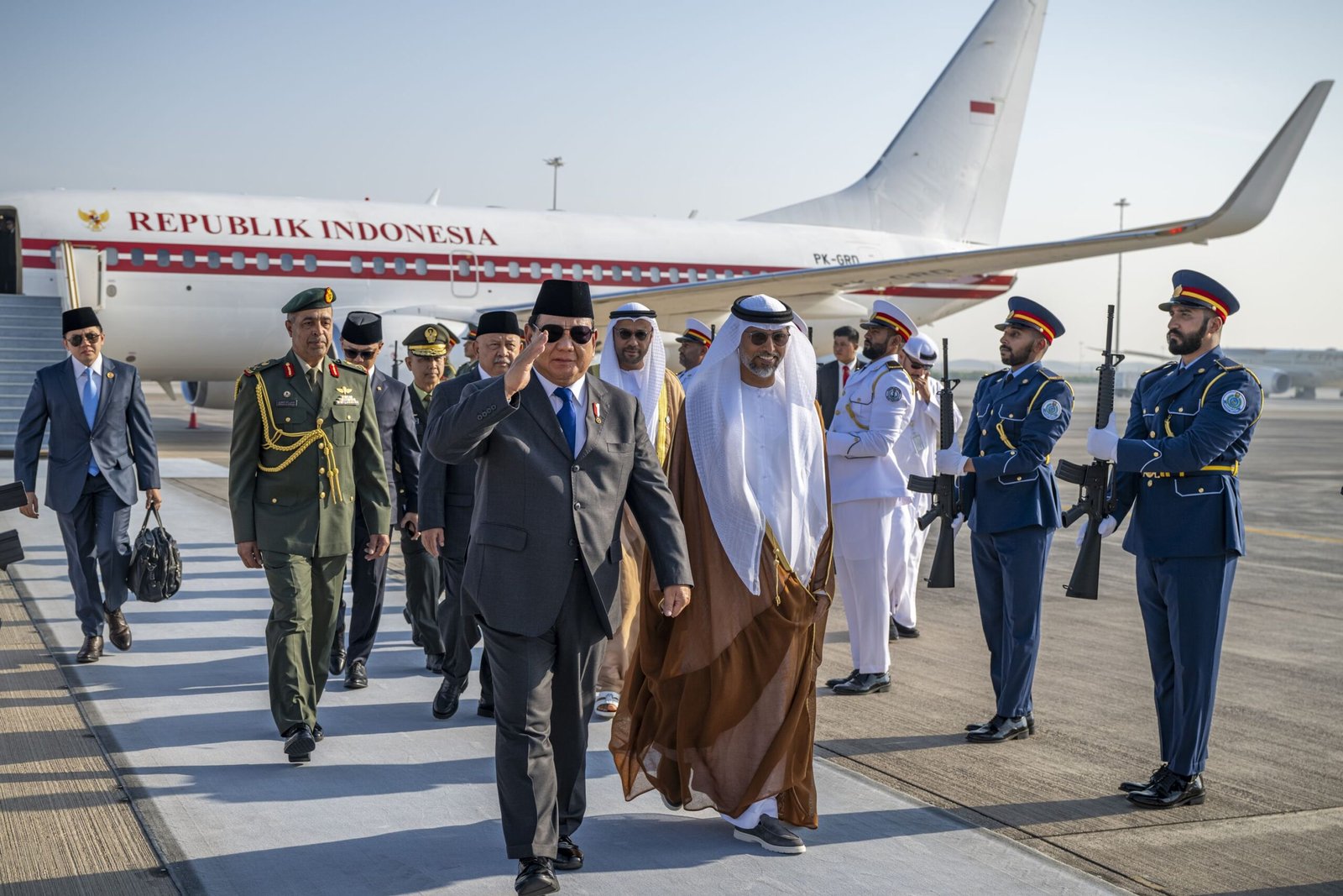 الرئيس الإندونيسي يصل الإمارات في زيارة دولة 1 الرئيس الإندونيسي يصل الإمارات في زيارة دولة