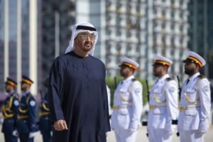 رئيس الدولة يرفع علم الإمارات على سارية قصر الحصن في أبوظبي