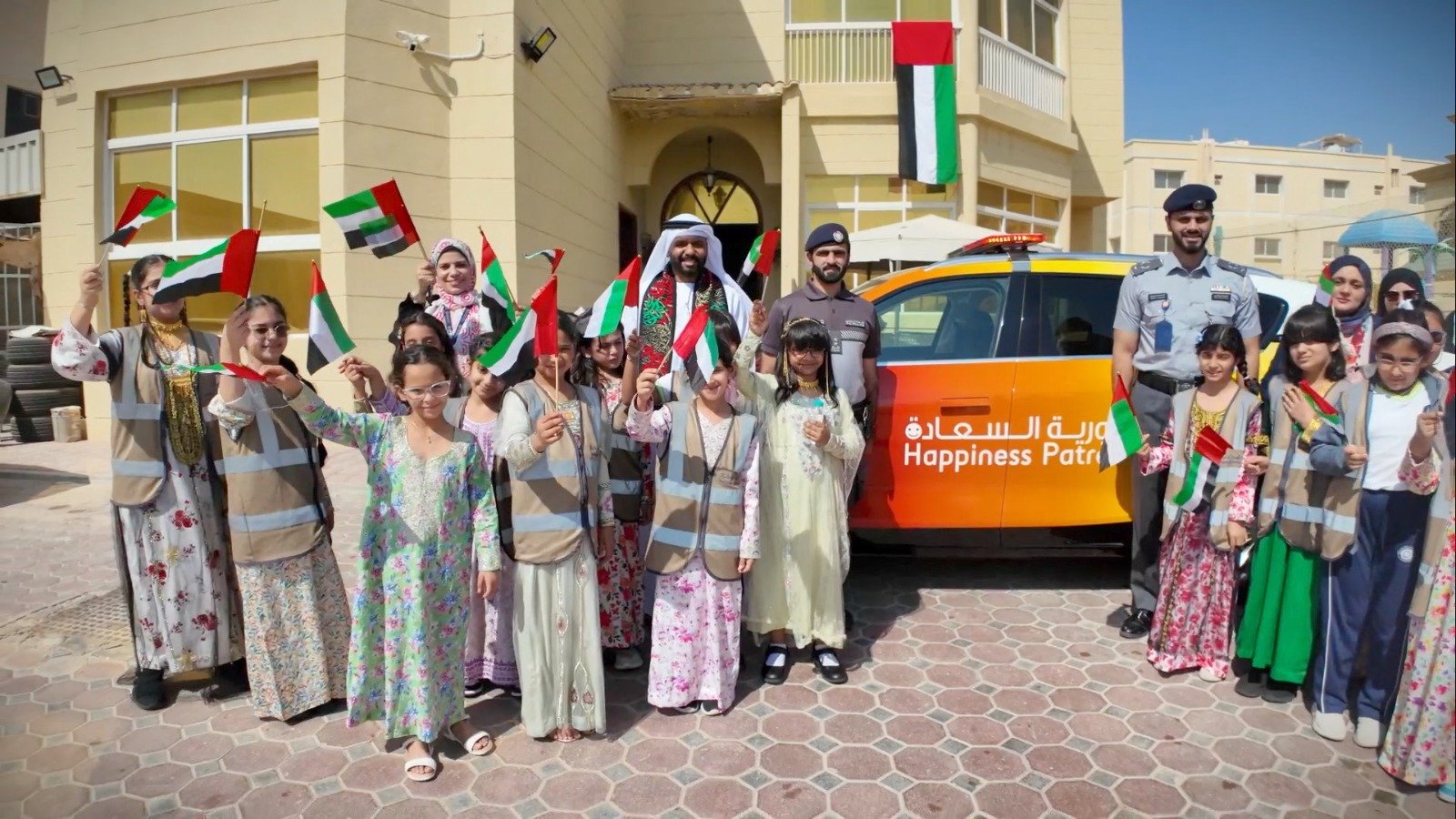 دورية السعادة بشرطة أبوظبي تحتفي برفع العلم عالياً حباً وولاءً في سماء العاصمة 1 دورية السعادة بشرطة أبوظبي تحتفي برفع العلم عالياً حباً وولاءً في سماء العاصمة