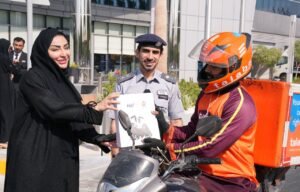 شرطة أبوظبي وبنك أبوظبي الأول يكرمان 53 سائقاً ملتزماً مرورياً بمناسبة "عيد الاتحاد"