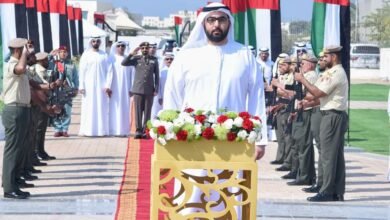 ولي عهد أم القيوين يرفع علم الدولة في حديقة الخور