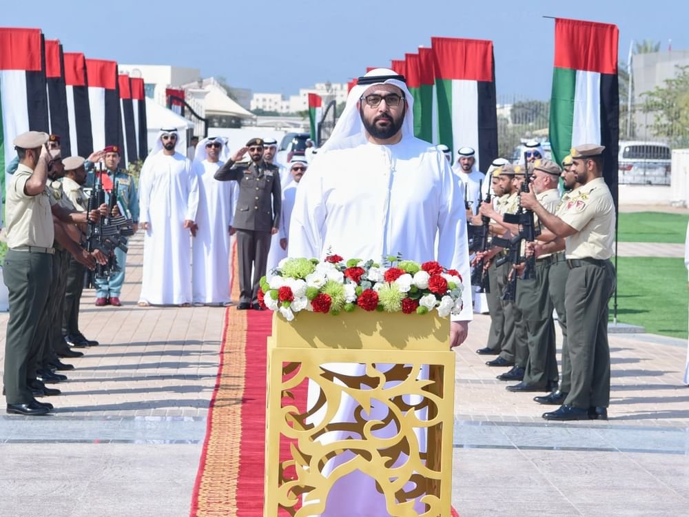 ولي عهد أم القيوين يرفع علم الدولة في حديقة الخور