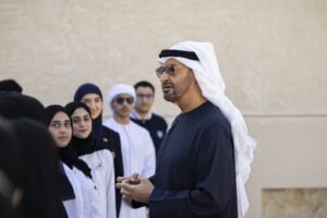 رئيس الدولة يرفع علم الإمارات على سارية قصر الحصن في أبوظبي
