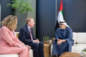 خالد بن محمد بن زايد يبحث مجالات التعاون مع نائب رئيس مجلس إدارة مايكروسوفت