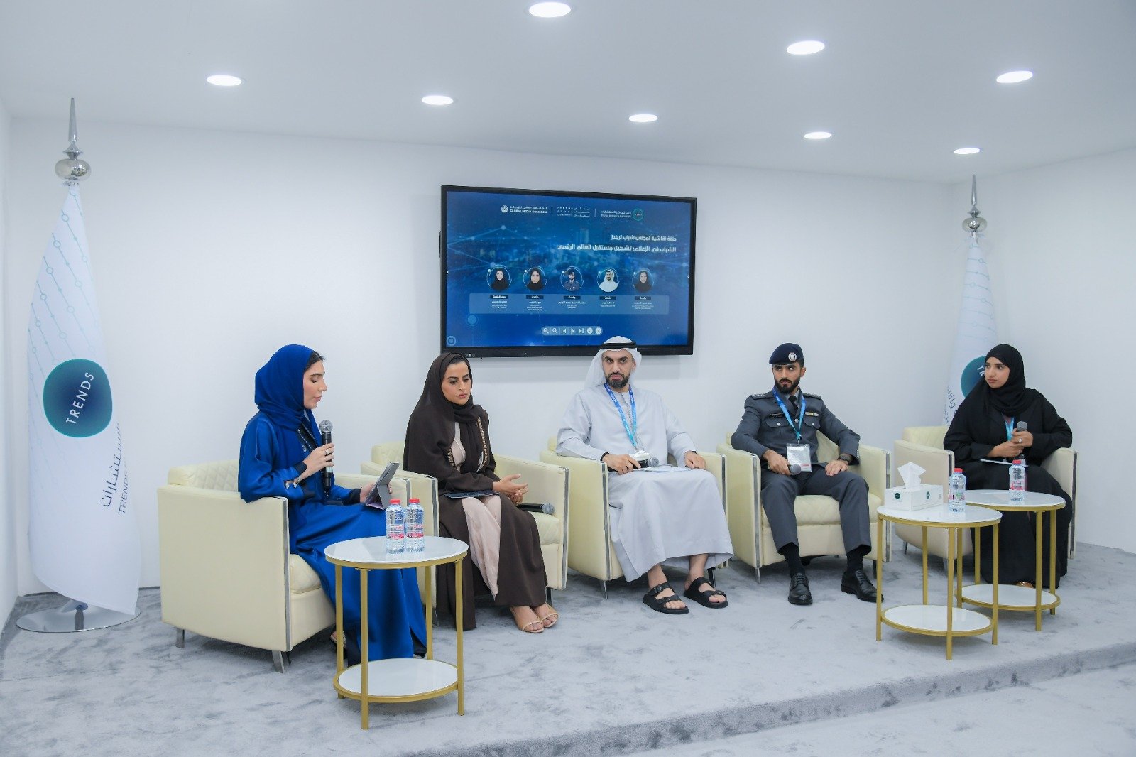 شرطة أبوظبي تشارك في حلقة نقاشية حول "الشباب في الإعلام" 1 شرطة أبوظبي تشارك في حلقة نقاشية حول "الشباب في الإعلام"