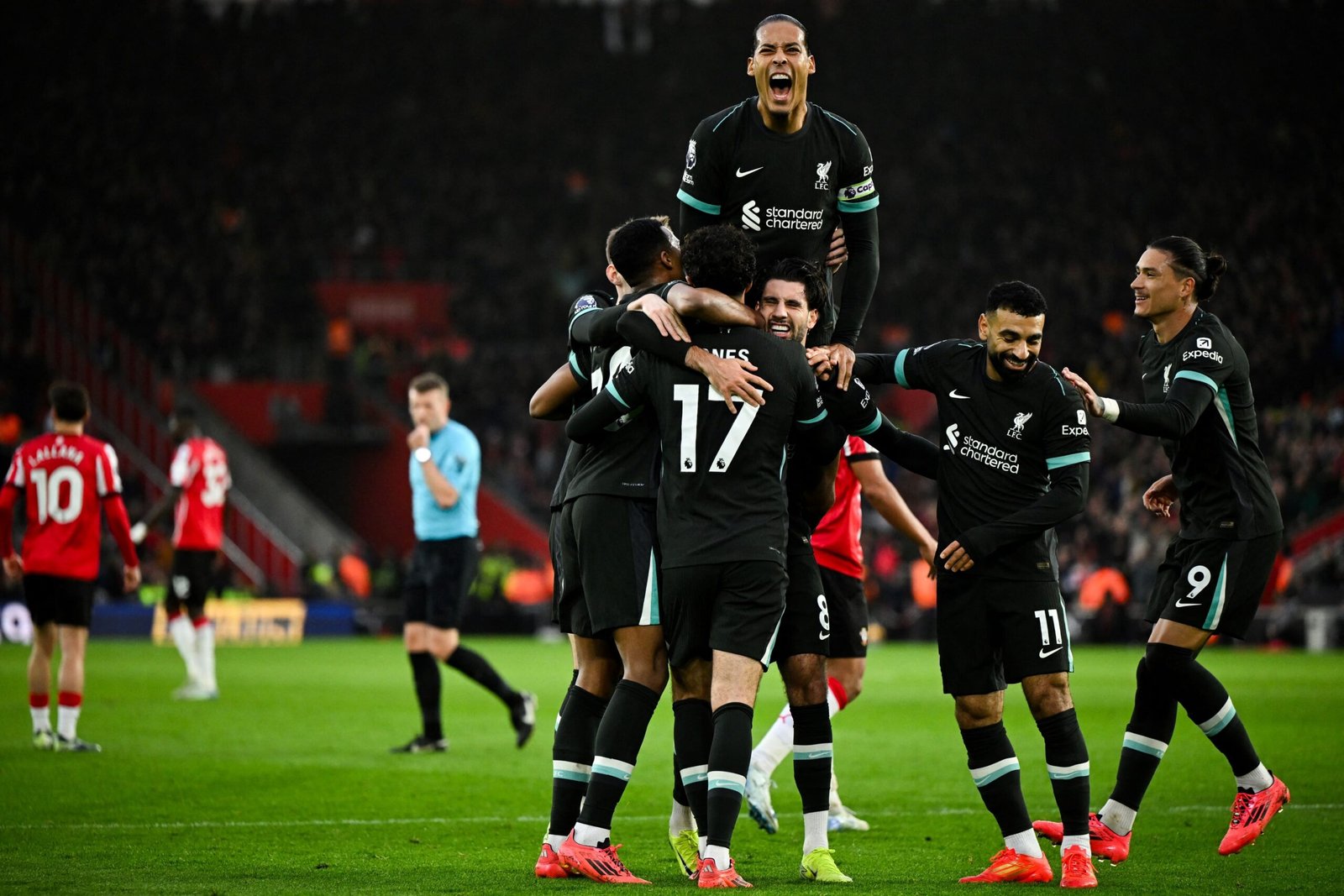 ليفربول يفوز على ساوثهامبتون ويعزز صدارته للدوري الإنجليزي 1 ليفربول يفوز على ساوثهامبتون ويعزز صدارته للدوري الإنجليزي