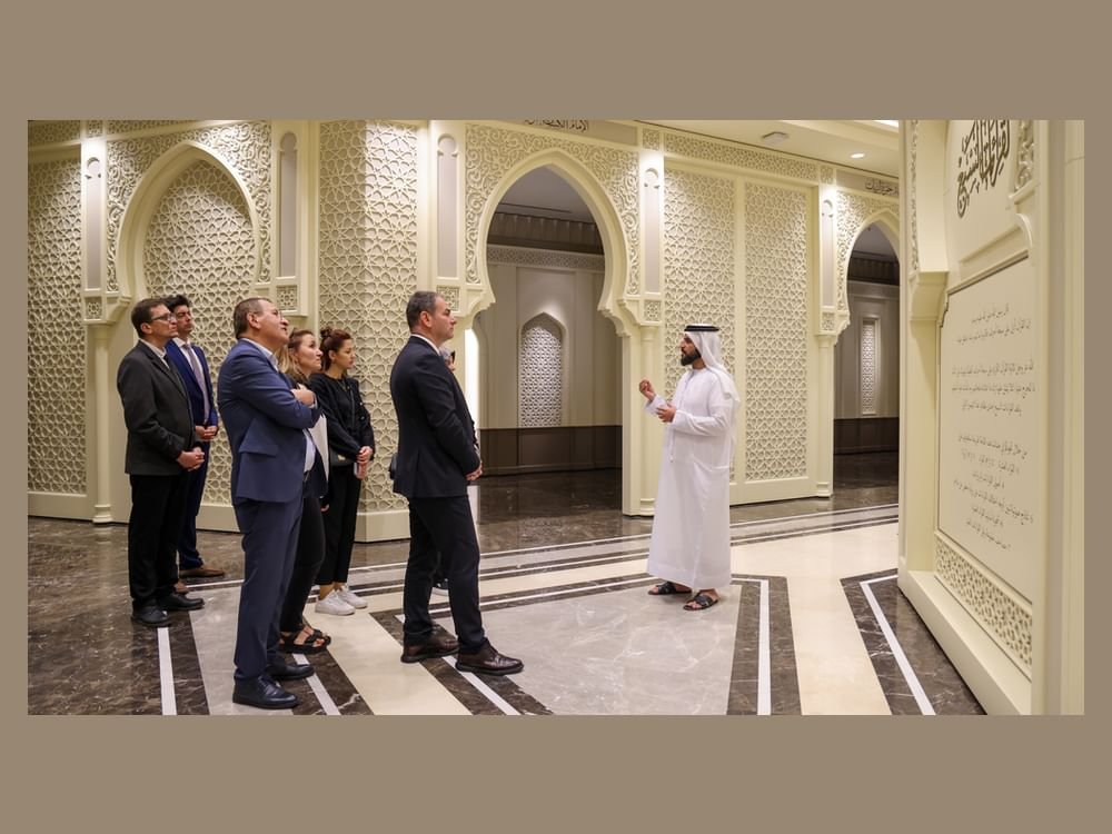 وفد تركي يطلع على تجربة مجمع القرآن المتحفية بالشارقة 1 وفد تركي يطلع على تجربة مجمع القرآن المتحفية بالشارقة