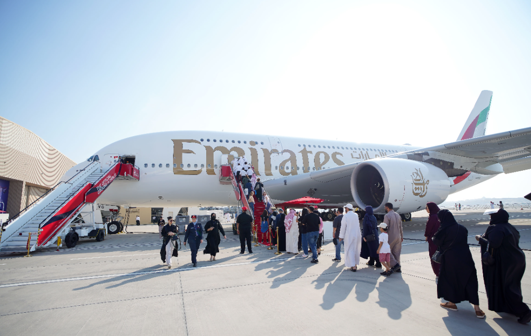 طائرة الإمارات A380 تستقطب آلاف الزوار في معرض البحرين الدولي للطيران 1 طائرة الإمارات A380 تستقطب آلاف الزوار في معرض البحرين الدولي للطيران