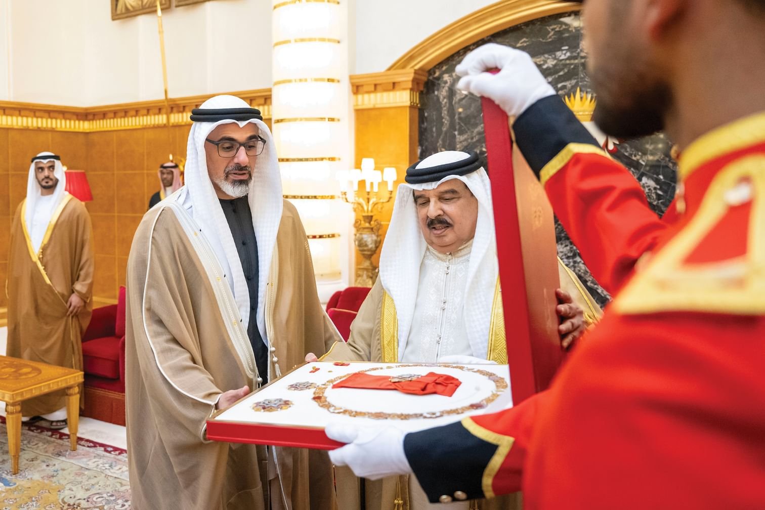 ملك البحرين يمنح ولي عهد أبوظبي "وسام النهضة للملك حمد"