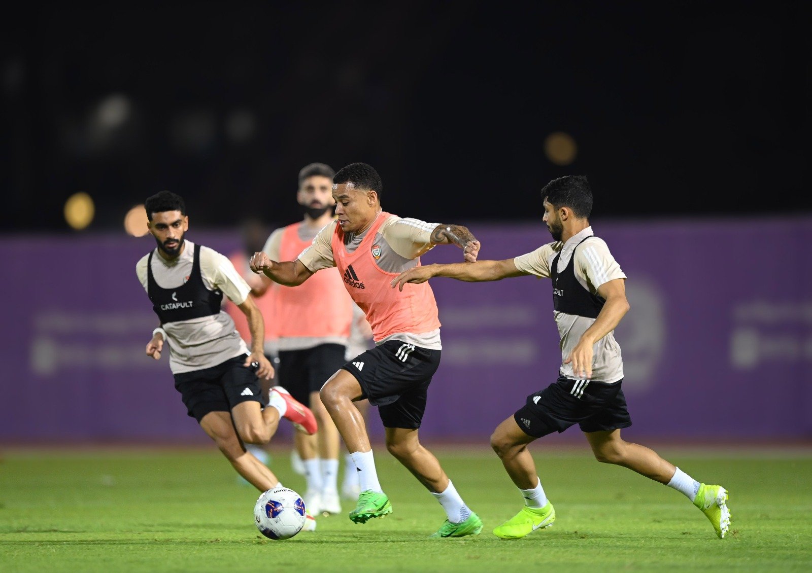 الأبيض يستعد لمواجهة شقيقه القطري الثلاثاء 1 الأبيض يستعد لمواجهة شقيقه القطري الثلاثاء