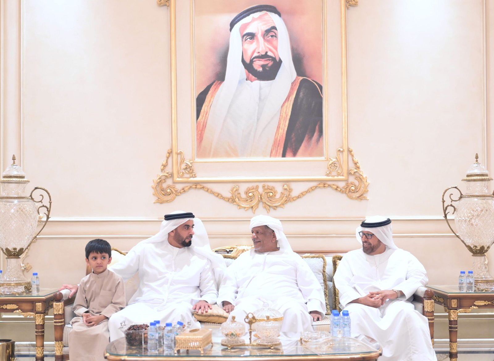 سيف بن زايد يقدم واجب العزاء بوفاة والدة محمد حمد روضة العامري 1 سيف بن زايد يقدم واجب العزاء بوفاة والدة محمد حمد روضة العامري
