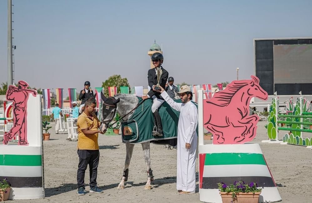 الكربي يتصدر "الشوط الأول" في "دولية العين" لقفز الحواجز 1 الكربي يتصدر "الشوط الأول" في "دولية العين" لقفز الحواجز