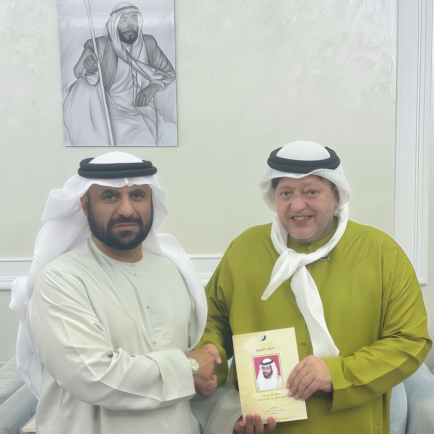 سعيد بن طحنون يتسلم ديوان شعر في رثاء طحنون بن محمد 1 سعيد بن طحنون يتسلم ديوان شعر في رثاء طحنون بن محمد