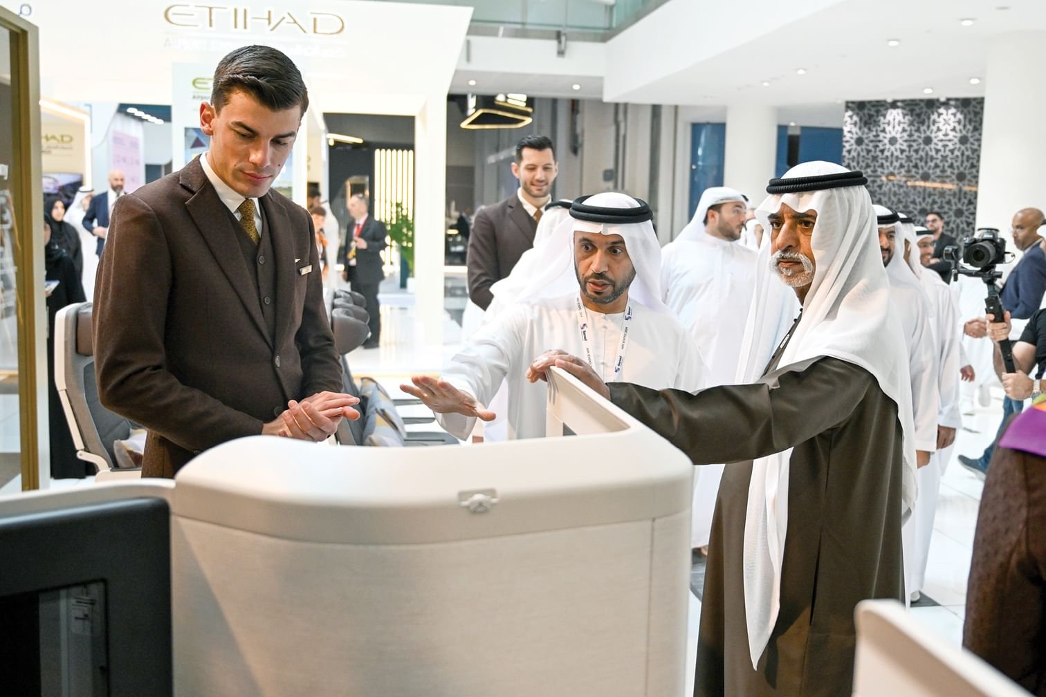نهيان بن مبارك يفتتح معرض أبوظبي للطيران 2024 1 نهيان بن مبارك يفتتح معرض أبوظبي للطيران 2024