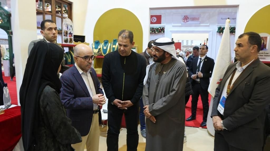 رئيس المنظمة العربية للسياحة يشيد بجناح الإمارات في معرض "تراثنا" 1 رئيس المنظمة العربية للسياحة يشيد بجناح الإمارات في معرض "تراثنا"
