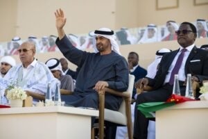 رئيس الدولة والشيوخ وضيوف الإمارات يشهدون "مسيرة الاتحاد" لأبناء القبائل بمناسبة عيد الاتحاد الـ 53