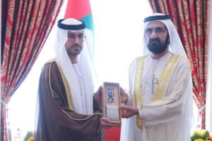 بتوجيهات محمد بن زايد.. محمد بن راشد يمنح أوسمة الفضاء لخمسة من أبناء الوطن تقديرا لدورهم في النهوض بقطاع الفضاء بالدولة