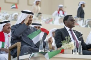 رئيس الدولة والشيوخ وضيوف الإمارات يشهدون "مسيرة الاتحاد" لأبناء القبائل بمناسبة عيد الاتحاد الـ 53