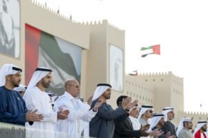 رئيس الدولة والشيوخ وضيوف الإمارات يشهدون "مسيرة الاتحاد" لأبناء القبائل بمناسبة عيد الاتحاد الـ 53