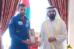 بتوجيهات محمد بن زايد.. محمد بن راشد يمنح أوسمة الفضاء لخمسة من أبناء الوطن تقديرا لدورهم في النهوض بقطاع الفضاء بالدولة